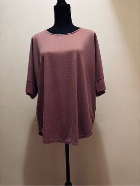 Green Envelope Relaxed Short-Sleeve Top in Mauve Rose